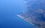 Capo d'Orlando an der sizilianischen Nordküste vom Flugzeug aus gesehen. Aufnahme: Juni 2013.