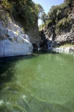 Die Gole dell’Alcantara sind Schluchten am Fluss Alcantara auf Sizilien. Aufnahme: Juli 2013.