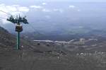 Wer auf Sizilien den Vulkan Ätna mit der Seilbahn erkunden möchte kann dies am Rifugio Sapienza auf der Südseite des Vulkans machen. Die Funivia dell’Etna startet bei ca. 1900 Metern Höhe und erreicht die Zwischenbergstation la Montagnola auf ca. 2500 Metern in gut 15 Minuten Fahrt. Aufnahme: Juli 2013.