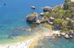 Blick auf dem Fußweg zur Isola Bella von Belvedere in Taormina aus gesehen.