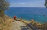 Blick auf das Mittelmeer vom Treppenstieg bei Via Luigi Pirandello in Taormina.