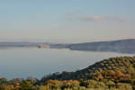 Blick auf den beinahe kreisförmigen Braccianosee in Italien. (Bracciano, Dezember 2015)