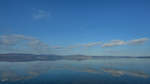 Mit einer durchschnittlichen Breite von 9 km ist der Lago di Bracciano der zweitgrößte See der Region Latium in Italien.(Vigna di Valle, Dezember 2015) 