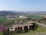 Ausblick auf Wohnviertel und Industriegebiete bei Corciano, Umbrien (26.03.2022)