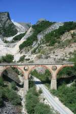 Zu den Ponti di Vara gehren drei wunderschne Viadukte, die die Marmorbrche berspannen. Hier das westliche Viadukt.