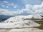 Auf dem Monde Baldo liegt das ganze Jahr Schnee, wie hier am 23.04.2014.