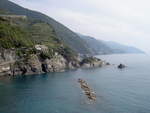 Steil abfallende Küste in der Cinque Terre bei Monterosso al Mare (22.10.2006)