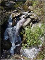 Schmelzwasser fliesst den Bach hinunter ins Tal  (14.04.2014)