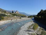 Fluss Dora Baltea und Castello di Sarre im Aostatal (05.10.2018)