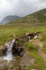 Kleines Wasserrad auf der Waidmannalm im Wandergebiet Meran2000.