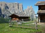 Italien - Südtirol - Diese Ansicht vom Rande der Seiser Alm auf die Gipfel  Burgstall  und  Santnerspitze  ist das Wahrzeichen für Südtirol.