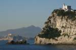 Am bergan vom Golf di Pozzuoli zum Golf di Napoli liegen das Cap Miseno, das Cap Terra Murat auf der Isola di Prcida und der Monte Epomeo auf der Isola di Ischia hintereinander.