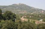 Blick von Avellino nach Monte Fredane. Im Vordergrund ist das Aquaedukt zu sehen, was durch das Tal von Attripalda und Avellino fuehrt.