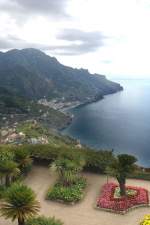 Die Amalfiküste von Villa Rufolo in Ravello aus gesehen. Aufnahmedatum: 27. Juli 2011.