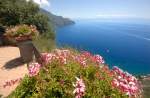 Die Amalfiküste von Villa Cimbrone in Ravello aus gesehen.