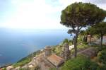 Die Amalfiküste von Villa Rufolo in Ravello aus gesehen.