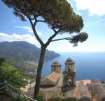 Die Amalfiküste von Villa Rufolo in Ravello aus gesehen. Aufnahmedatum: 27. Juli 2011.