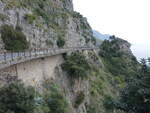 Straße SS 163 an der Amalfiküste vor Positano (24.02.2023)