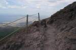 Der Wanderweg am Kraterrand mit dem Blick zum Golf von Napoli.