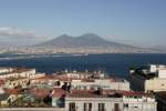 Blick aus der Altstadt von Napoli auf den Vesuv.