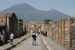 Touristen in den historischen Strassen von Pompeji.