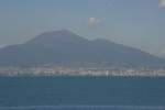 Der Vesuv vom Golf di Napoli gesehen. Am Fu liegen die Stdte Torre Annunziata und Boscoreale.