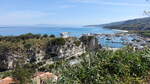 Ausblick von der Altstadt von Tropea auf den Yachthafen und den Felsen Scoglio San Leonardo (09.04.2024)