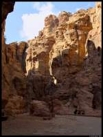Der Siq, eine 1,5 km lange Felsschlucht bildet den Zugang zur Felsenstadt Petra.
