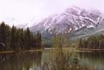 Neuschnee im Mai: Lake Minnewanka im Banff National Park.