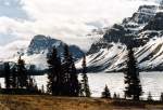 Bow Lake wird von Gletschern wie dem Crowfoot-Gletscher gespeist und fließt durch den Bow River ab. Er liegt als einer von vielen Seen am Icefields Parkway im Banff-Nationalpark in den kanadischen Rocky Mountains auf einer Höhe von 1920 Meter. Aufnahme: Mai 1987 (digitalisiertes Negativfoto).