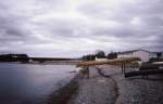 Happy Valley-Goose Bay, Churchill River, Kanus am Ufer (aufgenommen am 31.10.1990)