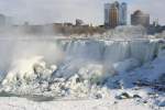 Eisig kalt ist es im Winter an den Niagara Fllen. Die Gischt des Horseshoe Fall bei -10C lsst Finger und Ohren gefrieren. Im Bild der American Fall; 25.01.2009