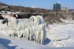 Die Gischt des Horseshoe Fall verwandelt die direkte Umgebung der Niagara Falls in eine bizarre Eislandschaft; 25.01.2009