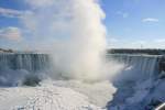 Die Niagara Flle sind im Winter ein besonders Naturschauspiel. Die Gischt und die eisigen Temperaturen verwandeln die Landschaft in eine bizzare Eiswelt. Hier im Bild der Horseshoe Fall; 25.01.2009