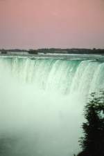Niagara Falls von der kanadischen Seite aus gesehen. Aufnahme: Juni 1987 (digitalisiertes Negativfoto).