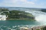 Den besten Blick auf die Flle hat man vom Skylon Tower in Niagara Falls ON. Zwischen den beiden Wasserfllen liegt die Goat Island. Im Durchschnitt strzen hier 4200m Wasser pro Sekunde in die Tiefe. Das entspricht dem doppelten Rheinabflu. 