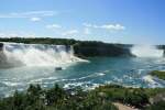 Die Niagarflle bestehen aus zwei Wasserfllen. Im Vordergrund sieht man den American Falls auf der Seite der USA im Hintergrund sieht man den Horseshoe Falls auf der Kandischen Seite;09.08.2008