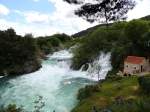 Im Nationalpark KRKA, welcher sich  zwischen Knin und Skradin befindet, reihen sich dutzende kleinere und ein paar größere Wasserfälle aneinander; 130422