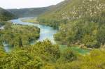 Der Krka-Fluss fliesst in Richtung Skradin. Aufnahme: Oktober 2009.