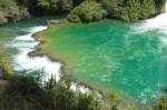 Nationalpark Krk - In der Nähe von Knin entspringt der Fluss Krka und bahnt sich seinen Weg über 56km durch das dinarische Karstgebirge, in dem er durch Erosion, Ablagerung und andere