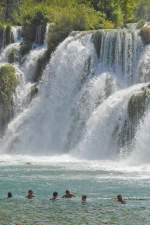 Wasserfälle im Nationalpark Krka - das beeindruckendste und schönste am Nationalpark Krka ist der Fluss Krka selbst, der im Parkgebiet über sieben große Wasserfälle sowie dutzende Anstauungen, Verengungen und Stromschnellen 46 Höhenmeter überwindet und auf jedem einzelnen ein neues, faszinierendes Gesicht zeigt. Aufnahme: Juli 2009.
