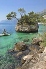 Ein Wahrzeichen der kroatischen Adriaküste: Die kleine Brela-Insel. Aufnahme: Juli 2009