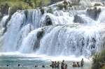 Der Wasserfall Skradinski buk setzt sich aus Rauwackenbarrieren, Inseln und Seen zusammen, die von einem Netz von Pfaden und Brücken für Wanderer durchzogen werden.