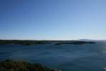 Blick von der Insel Rab auf das Meer und auf ein paar kleine Inseln.