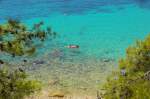 Azurblaues Wasser an der Südküste der kroatischen Insel Brač. Aufnahme: Juli 2009.