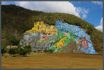 Die Mural de la Prehistoria zählt zu den bekanntesten Sehenswürdigkeiten des Viñales-Tals. Die 120 m hohe Felsmalerei wurde 1961 vom mexikanischen Künstler Leovigildo González Morillo gestaltet. (Viñales, 22.03.2017)