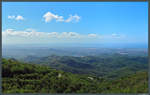 Blick vom Aussichtspunkt Mirador del Caribe über die Ausläufer des Escambray-Gebirges auf die Stadt Trinidad. (26.03.2017)