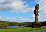 Im Naturpark der Obersauer in der Nhe von Lultzhausen steht der Engel vom See, eine Skulptur des deutschen Knstlers Georg Ahrens.