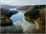 Der Stausee der Obersauer mit der Ortschaft Lultzhausen aufgenommen in der Nhe von Kaundorf.