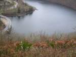 Die Talsperre bei Esch-sur-Sre ist 48 Meter hoch, hat eine Wandstrke von 4,50 Meter am Fu und 1.50 Meter an der Dammkrone. Sie hlt den Druck von 62 Millionen Kubikmeter Wasser im Obersauer-Stausee stand. Das Foto entstand in der Nhe von Kaundorf am 09.12.07. 